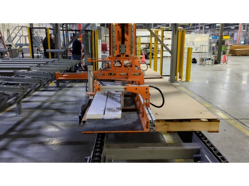 Wrapped moldings being palettized by double GANTRYX